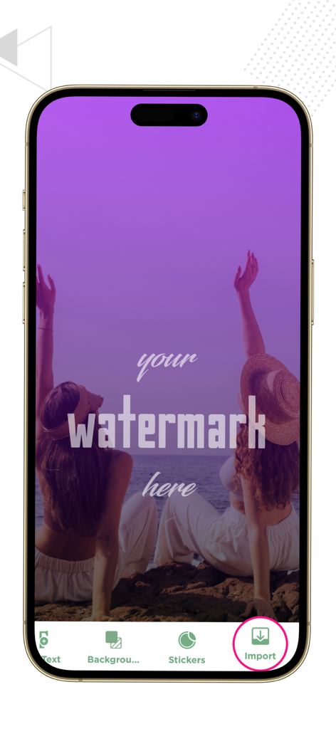 紫色のフィルターがかかったビーチの女性2人の写真にカスタムウォーターマークオーバーレイが表示されているTyporamaアプリのiPhoneスクリーンショット