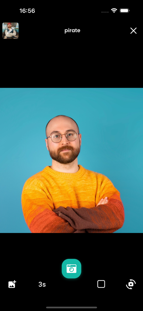 Photobooth AI - Pantalla de la aplicación Photobooth AI mostrando a un hombre tomando una foto con el filtro temático de pirata seleccionado