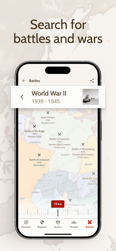 Ein Smartphone-Bildschirm zeigt die Benutzeroberfläche der OldMapsOnline-App mit historischen Schlachtfeldern des Zweiten Weltkriegs auf einer Europakarte von 1944.