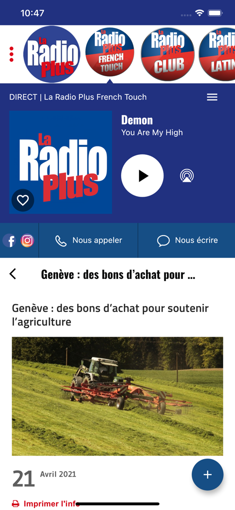 Interfaz de la aplicación La Radio Plus con un reproductor de música para éxitos de French Touch y un artículo de noticias local sobre la agricultura de Ginebra.