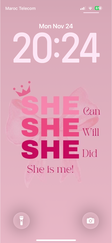 Girl Wallpaper 4K HD - Tela de bloqueio do iPhone com estética rosa apresentando uma citação motivacional de girl power e um ícone de coroa.