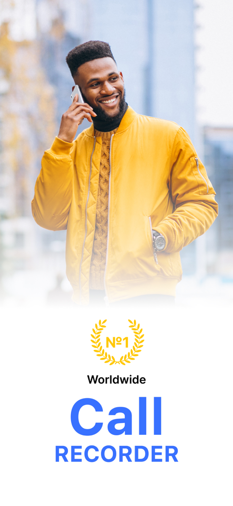 Phone Call Recorder ACR* - Un hombre hablando por un smartphone con una insignia dorada que indica la aplicación número uno a nivel mundial para grabar llamadas.