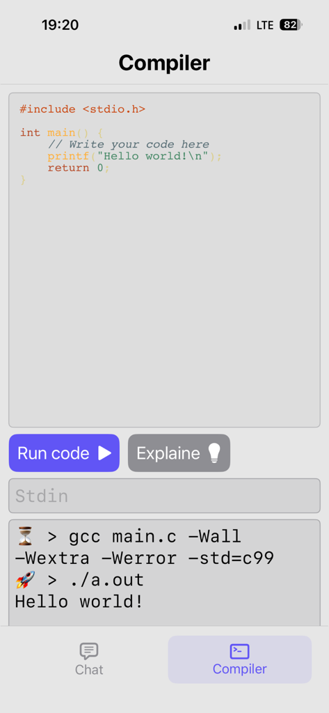 CodeBot - Interfaz de la aplicación CodeBot que muestra un compilador de código C con un editor y salida de terminal para un programa Hola Mundo