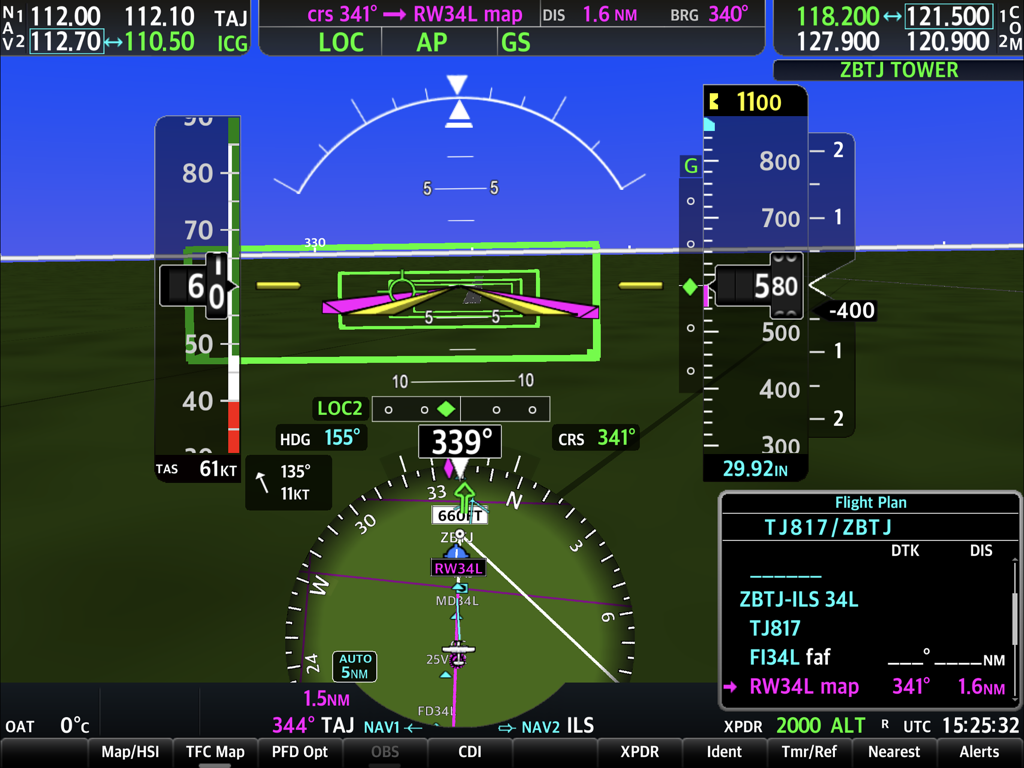 Interfaz detallada de Pantalla de Vuelo Primaria (PFD) de la aplicación de simulador de vuelo SIMiONIC G1000 NXi mostrando instrumentos de vuelo y datos de navegación