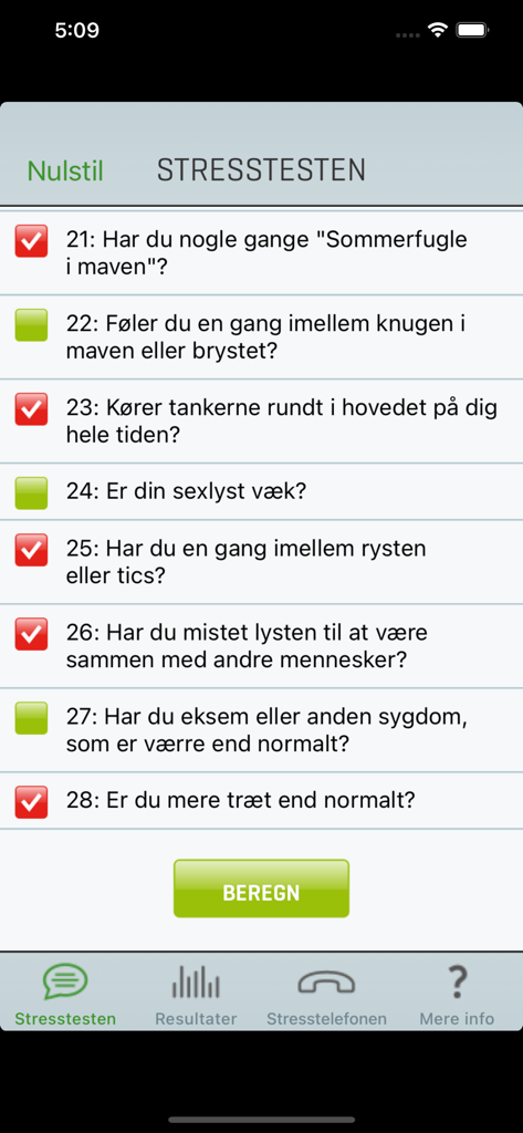 Stresstesten - 스트레스 테스트 앱의 스크린샷으로, 여러 선택 질문과 계산 버튼이 있는 스트레스 평가 설문지가 표시됩니다.