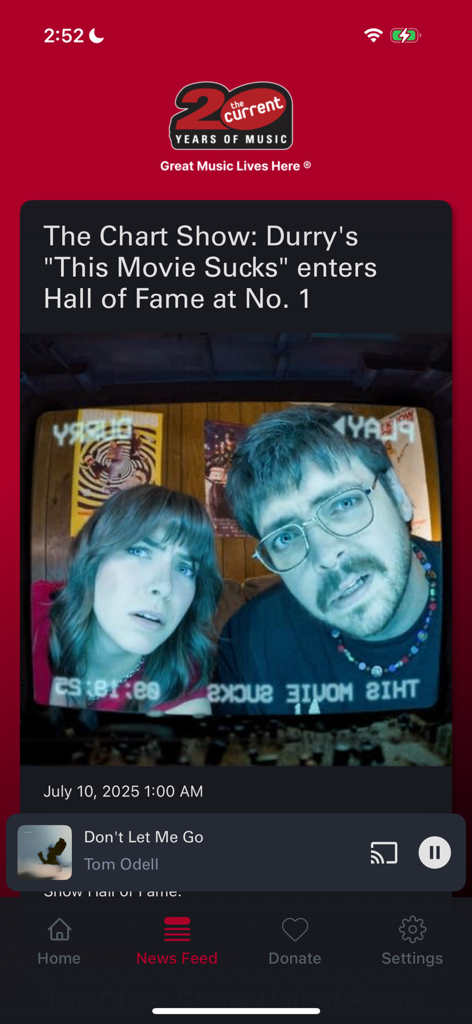 The Current Music - El feed de noticias de la aplicación The Current Music que muestra un artículo sobre la banda Durry y una barra de reproductor de música inferior.