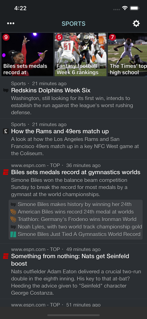 Sección de noticias deportivas de la aplicación NewsFlash que muestra titulares de múltiples fuentes en una interfaz de modo oscuro