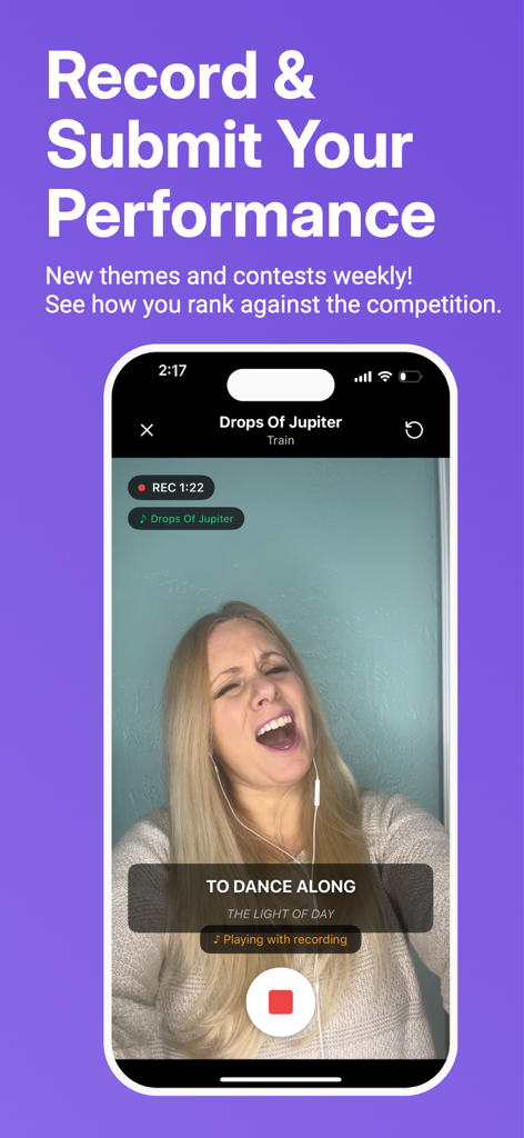 Singing League: AI Vocal Judge - Uma mulher usando o aplicativo Singing League para gravar uma performance vocal de Drops of Jupiter.