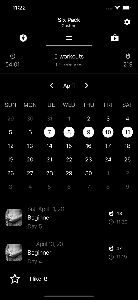 Calendario de historial de entrenamientos que muestra el progreso y las calorías quemadas en la aplicación Six Pack Abs.