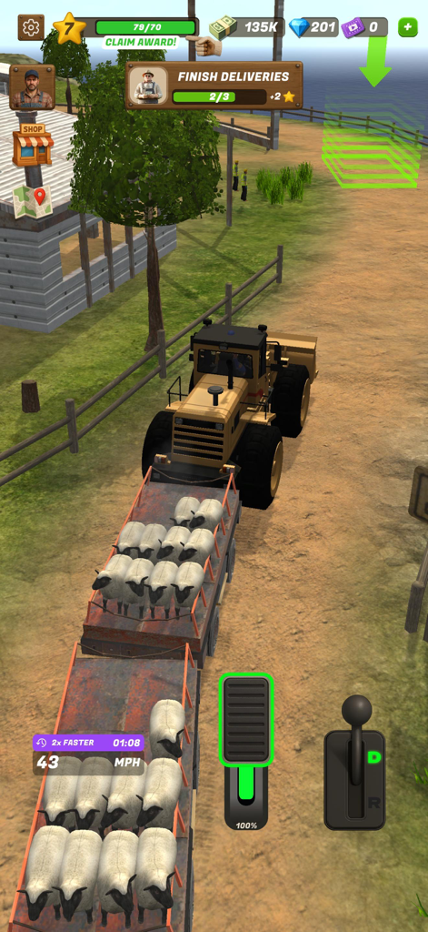 Tractor Delivery Farm - Tractor amarillo transportando remolques de ovejas por un camino de tierra en un juego simulador de agricultura