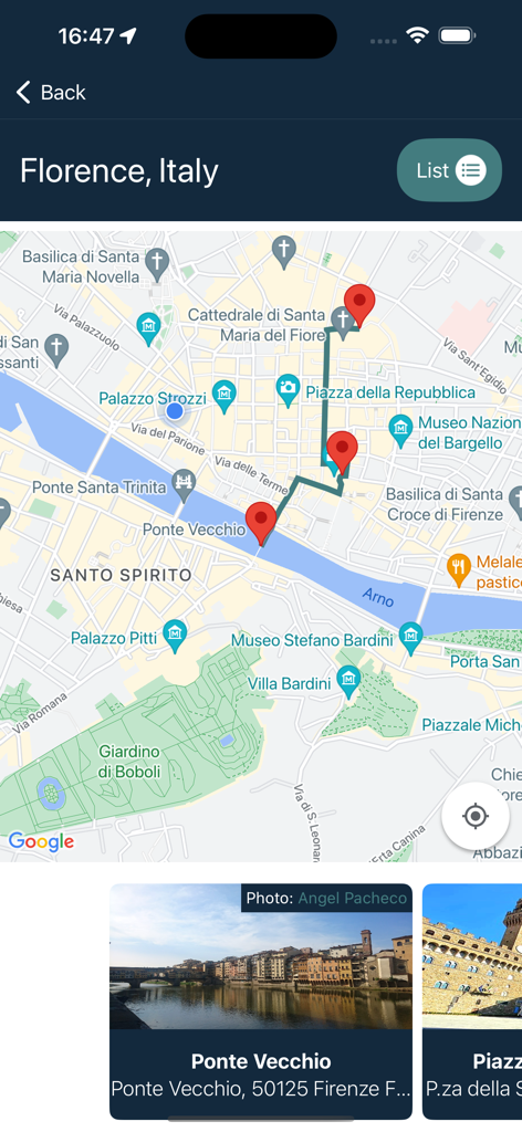Vista de mapa móvil que muestra una ruta a pie personalizada en Florencia, Italia, con marcadores de puntos de interés y una foto del Ponte Vecchio