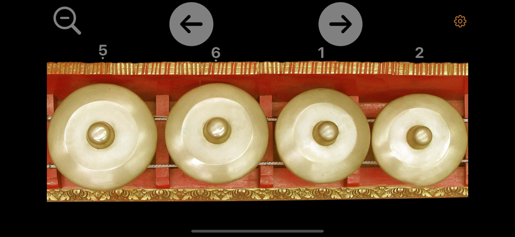 Reyong - Nahaufnahme von Bronzereyong-Kesseln mit traditioneller Ziffernnotation in der App