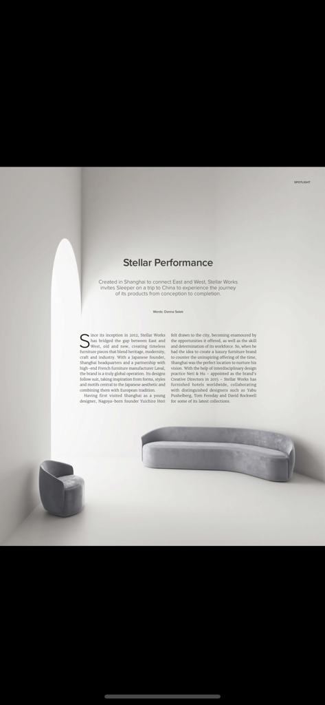 Sleeper Magazine - Eine digitale Seite aus dem Sleeper Magazine mit einem Spotlight-Artikel über Stellar Works mit minimalistischen grauen Möbeln in einem modernen architektonischen Raum.