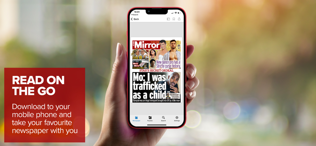 Una mano sosteniendo un smartphone que muestra la edición digital del periódico Daily Mirror.