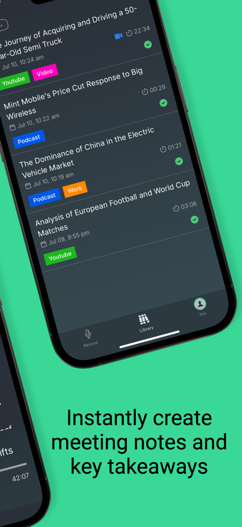 Stenote: AI Audio to Text - Interfaz de la biblioteca de la aplicación Stenote IA que muestra una lista de reuniones y podcasts transcritos con etiquetas.