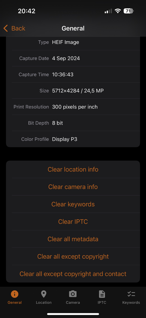 Un écran affichant les propriétés techniques de l'image et les options pour effacer des métadonnées spécifiques telles que les informations de localisation et d'appareil photo