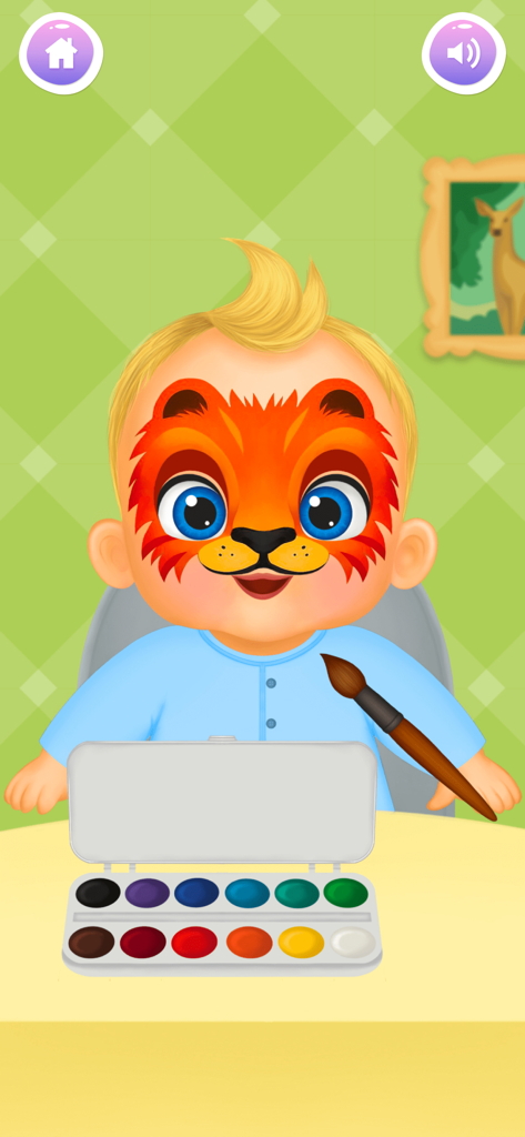 Un bebé con pintura facial de león usando una paleta de acuarela en un simulador de guardería