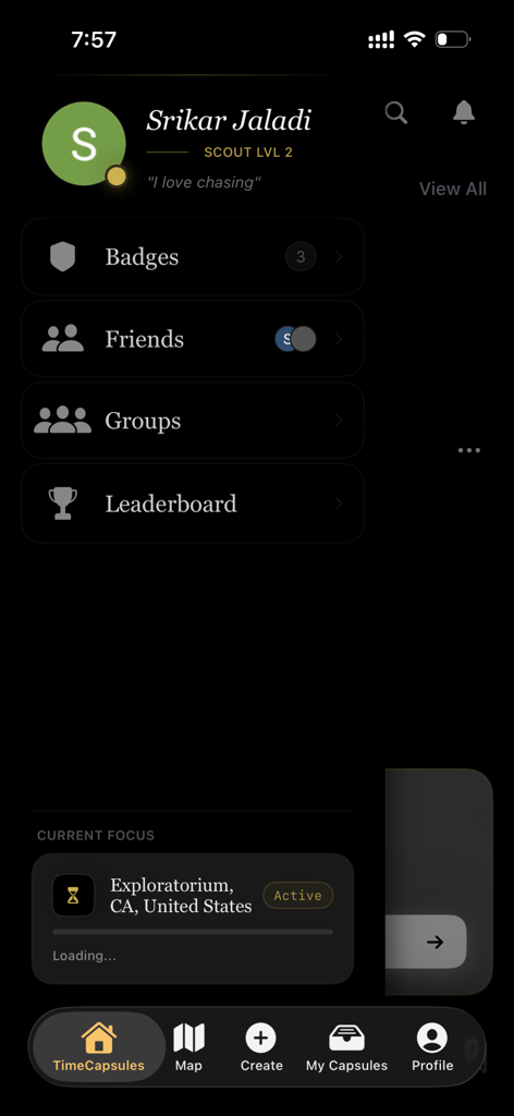 TimeCapsules - Tela de perfil do aplicativo TimeCapsules mostrando distintivos, amigos e placar com uma interface de tema escuro