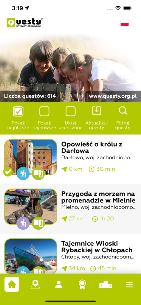 QUESTY - Wyprawy Odkrywców - Bildschirm einer mobilen App, der eine Liste von kulturellen Schnitzeljagd-Quests mit Fotos von Orten und geschätzten Reisezeiten anzeigt.