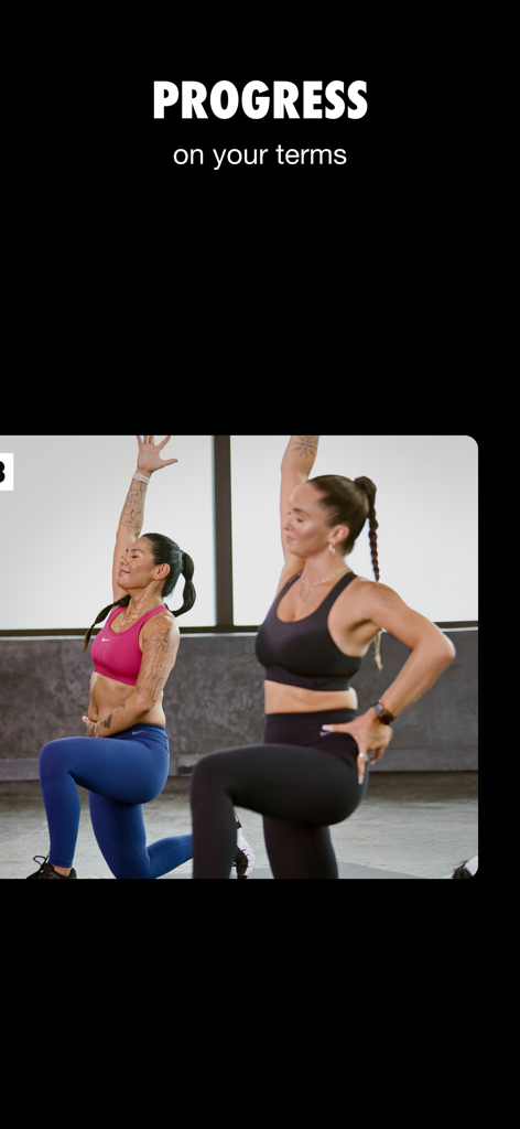 Nike Training Club - Dos mujeres practicando una secuencia de yoga en una sesión de entrenamiento dirigida por un entrenador en la aplicación Nike Training Club