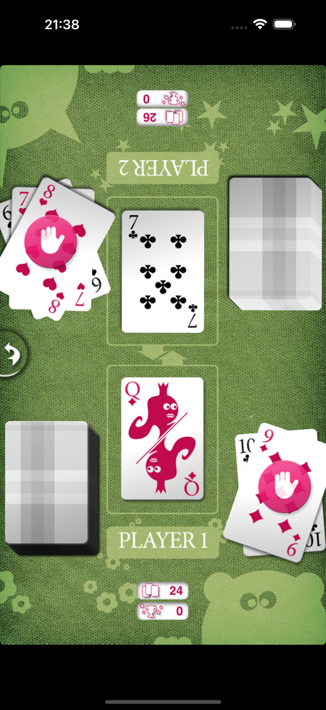 Juego multijugador del juego de cartas Guerra para niños con una reina y un siete en una mesa verde