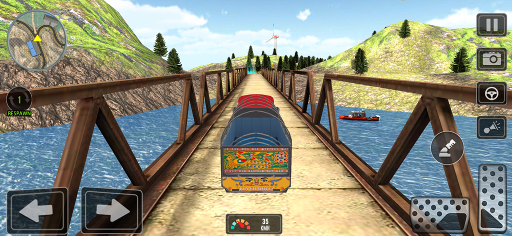 Truck Simulator: Truck Games - Un camión decorado cruzando un puente en un simulador de paisaje montañoso.