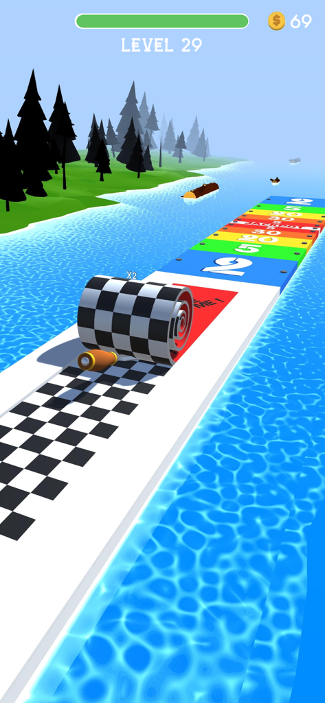 Spiral Roll Gameplay, das eine karierte Spirale zeigt, die auf einer Wertungsbahn über Wasser rollt