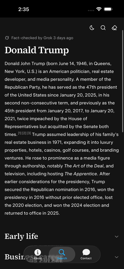 Groki Powered by Grokipedia - La interfaz de la aplicación Groki que muestra un resumen conciso generado por IA de una figura pública en un diseño minimalista en modo oscuro.