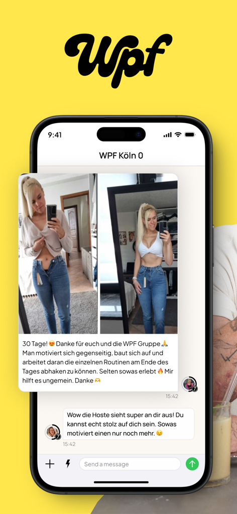 WPF Coaching - Una interfaz de aplicación móvil que muestra un chat grupal de una comunidad de fitness con fotos de progreso y mensajes de apoyo