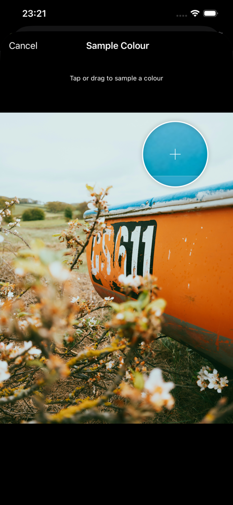 Border Pro - Ferramenta de amostragem de cores do Border Pro com uma lupa de conta-gotas selecionando um tom de uma fotografia.