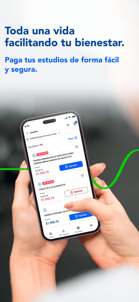Una persona usando la app Chopo para buscar y reservar estudios de laboratorio médico