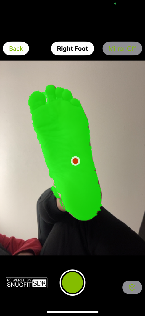 Um escaneamento 3D de pé em andamento dentro do aplicativo móvel SOLO GO, mostrando um destaque verde sobre o pé direito.