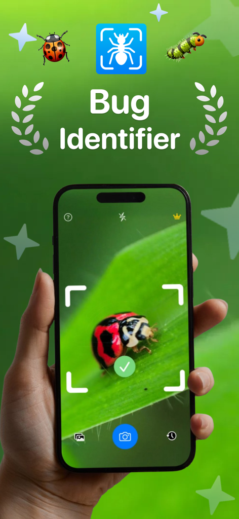 Una persona sosteniendo un smartphone usando la aplicación Bug Finder para identificar una mariquita en una hoja verde.