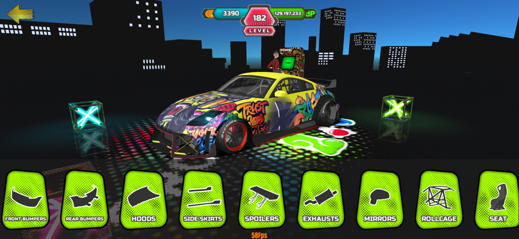 Project Drift 2.0 - Un coche de drift JDM amarillo con calcomanías de graffiti en el menú de personalización de Project Drift 2, mostrando piezas como alerones y escapes