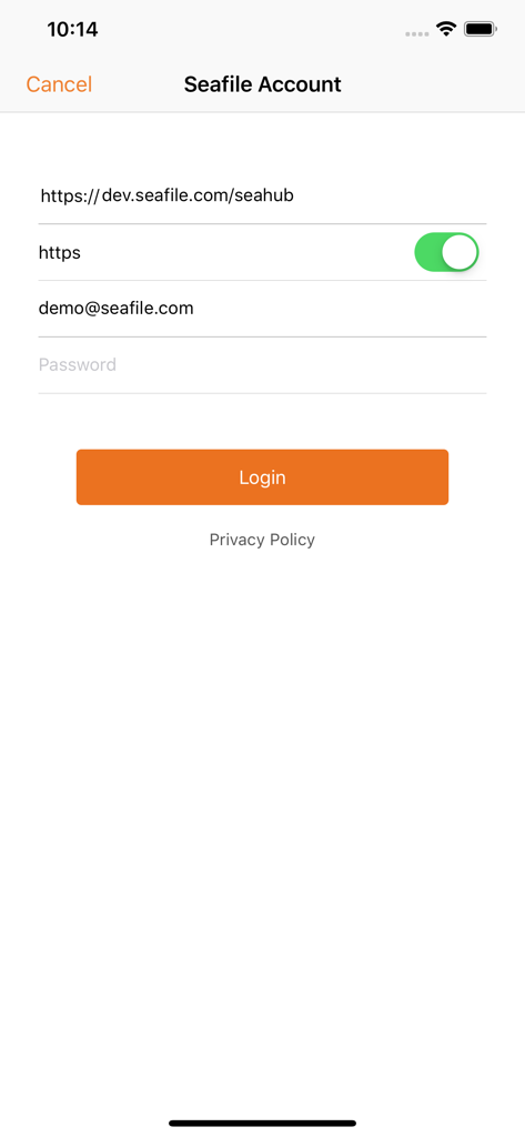 Seafile Pro - Pantalla de inicio de sesión de cuenta de Seafile Pro con campos para la URL del servidor, dirección de correo electrónico y contraseña.