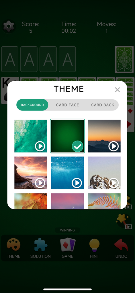 Solitaire Classic - 2026 - Un menú de personalización en la aplicación Solitaire Classic 2026 que muestra varias opciones de fondo temáticas de la naturaleza para el tablero de juego.