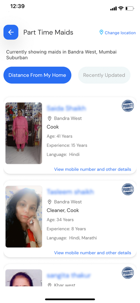 Écran de l'application mobile montrant une liste de femmes de ménage et de cuisiniers à temps partiel à Mumbai avec des photos de profil et des détails sur l'expérience