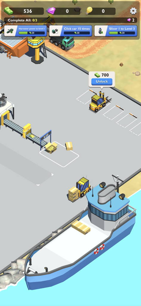 Un barco de carga azul atracado en el puerto de una fábrica de patatas fritas con montacargas cargando cajas para exportación