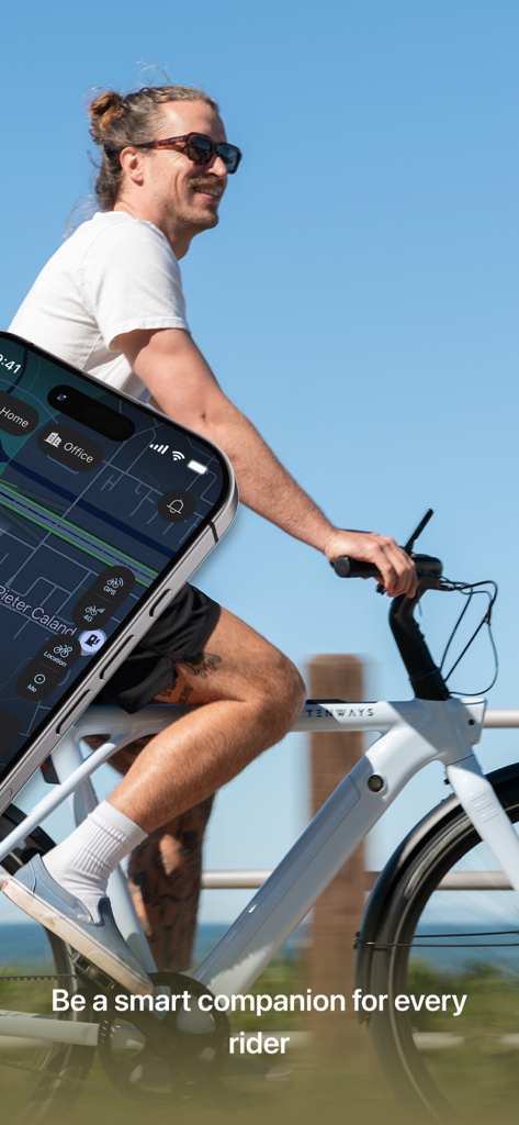 Tenways - Ein Mann fährt ein weißes Tenways E-Bike mit einer Smartphone-App-Überlagerung, die Navigation und Fahrerstatistiken anzeigt