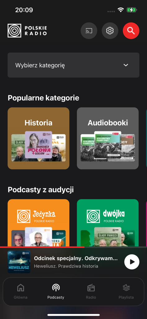 Interfaz de la aplicación Polskie Radio mostrando categorías de podcasts de historia y audiolibros con un reproductor multimedia en la parte inferior.
