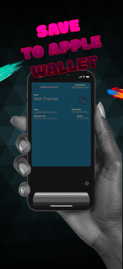 Hand hält ein iPhone, das eine digitale Visitenkarte für eine Make-up-Künstlerin zeigt, die in Apple Wallet integriert ist.