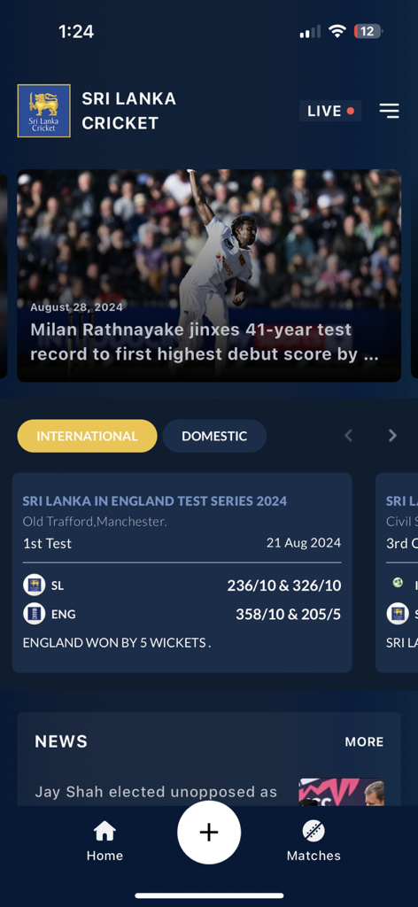Sri Lanka Cricket Live - 스리랑카 크리켓 라이브 앱 홈 화면에 국제 경기 점수와 크리켓 뉴스 헤드라인 표시