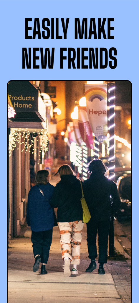 Let's Hang: Social Meetups - Tres personas caminando juntas por una calle de la ciudad por la noche con el titular Haz Nuevos Amigos Fácilmente