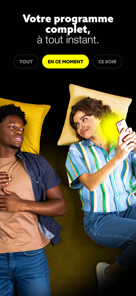 Diverto Programme TV Streaming - Un couple se détend en utilisant l'application Diverto sur un téléphone portable pour la découverte de contenu