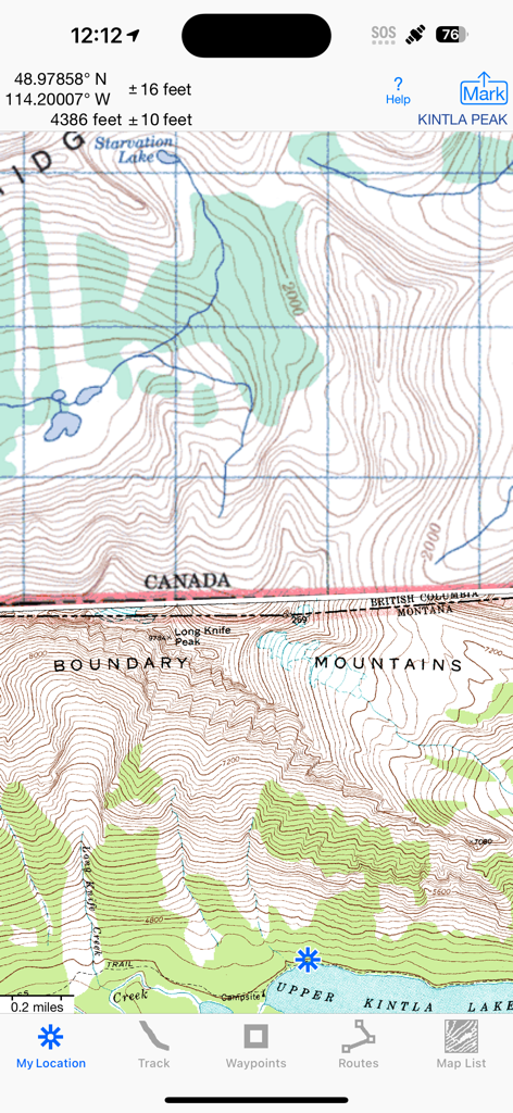 iHikeGPS : Classic Topo Maps - Interfaz de la aplicación iHikeGPS que muestra un mapa topográfico clásico detallado de la frontera entre EE. UU. y Canadá con elevación y coordenadas GPS.