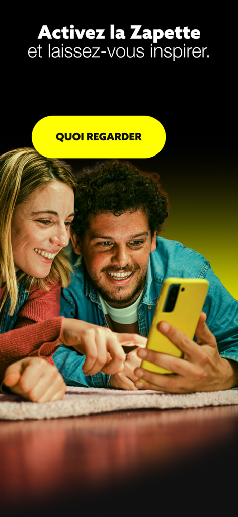 Diverto Programme TV Streaming - Un homme et une femme souriant en regardant un smartphone utilisant la fonction de découverte de l'application Diverto