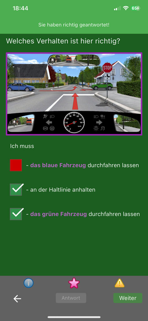 Fahrschule.de 2026 - Screenshot der Fahrschule.de App, der eine deutsche theoretische Fahrprüfungsfrage mit einer Verkehrssimulation und Multiple-Choice-Antworten zeigt
