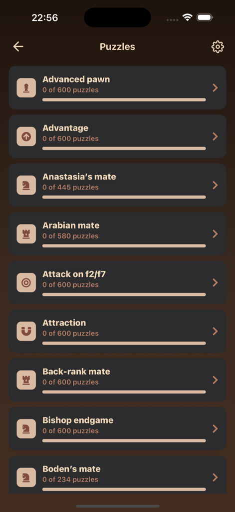 Chess Pro: vs AI & 2 Player - Pantalla de la aplicación Chess Pro que muestra una lista de categorías de puzles tácticos de ajedrez y barras de progreso.