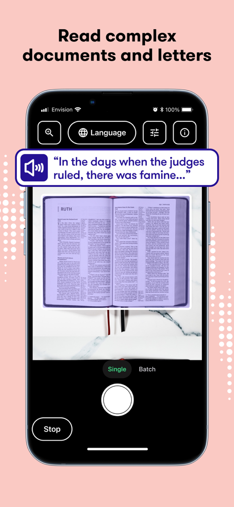Envision AI - Envision AIアプリのインターフェースが開きかけの本をスキャンし、OCRテクノロジーを使用してテキストを読み上げています。