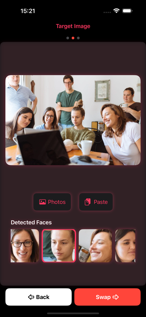 ReFaceX - ReFaceX App-Oberfläche, die eine Zielgruppenaufnahme mit mehreren erkannten Gesichtern zum Tauschen anzeigt.
